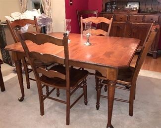 Beautiful Nichols & Stone  dining/kitchen lighted hutch and matching table with Ped feet- w/6 Slat back chairs and 2 leaves 