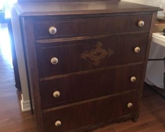 ANTIQUE CHEST OF DRAWERS