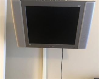 18" SAMSUNG WITH WALL MOUNT