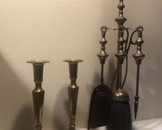 BRASS LOT INCLUDING ANDIRONS