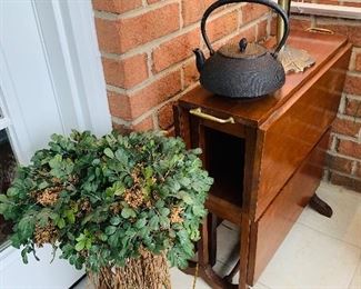 Unique Accent Tables, Decor