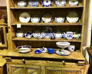 Outstanding early 1800's pine cupboard