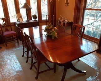 Beautiful mahogany Duncan Phyfe dining table with 8 chairs pads and three leaves