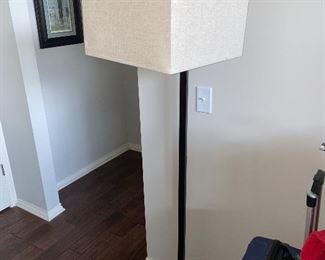 FLOOR LAMP 