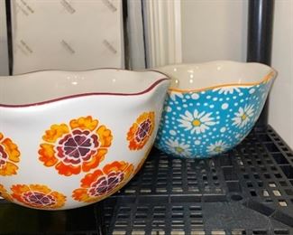 THE PIONEER WOMAN SERVING BOWLS