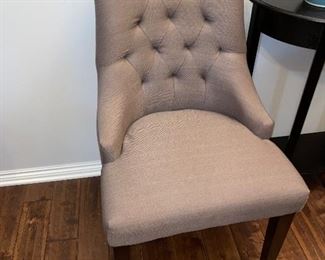 TUFTED UPHOLSTERED CHAIR 