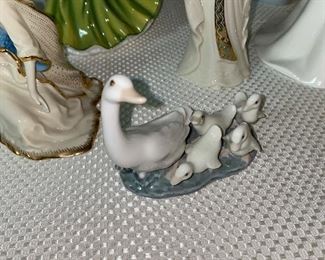 LLADRO LITTLE DUCKS AFTER MOTHER FIGURINE 