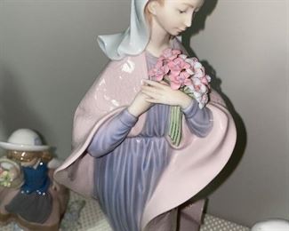 LLADRO OUR LADY WITH FLOWERS 5171 FIGURINE