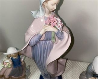 LLADRO OUR LADY WITH FLOWERS #5171 FIGURINE
