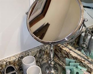 TWO SIDED MAKEUP MAGNIFYING MIRROR 