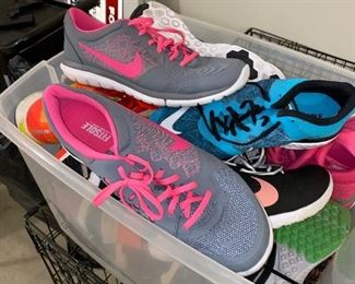 WOMEN'S NIKE RUNNING SHOES SIZE - 12 - 12.5