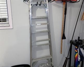 ALUMINUM STEP LADDER