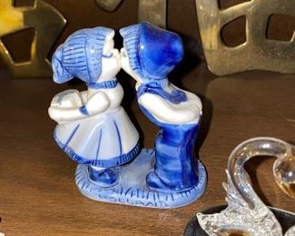 VINTAGE HOLLAND DELFT BLUE KISSING BOY/GIRL FIGURINE 