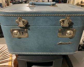 VINTAGE MONARCH TRAIN CASE