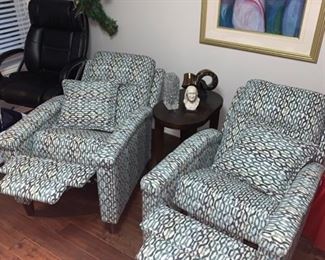 UPHOLSTERED MANUAL RECLINERS 
32” L x 29” x 40” H x 62” MAX L.