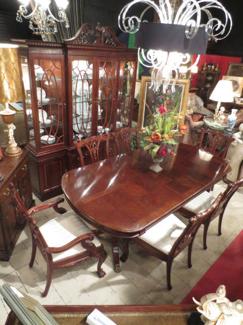 CHIPPENDALE STYLE MAHOGANY DINING TABLE BY UNIVERSAL FURNITURE, INCLUDES LEAF AND 6 CHAIRS WITH WHITE STRIPED TONE ON TONE UPHOLSTERY