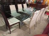Contemporary Italian dining table with 8 Calligaris chairs