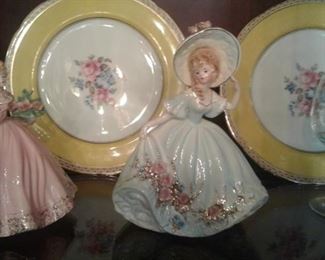 Those are dinner plates behind these pretty Joseph Originals-they are the LARGE hard to find ones!