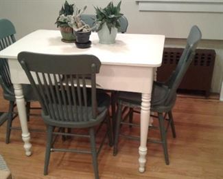 Sweet cottage kitchen table and chairs