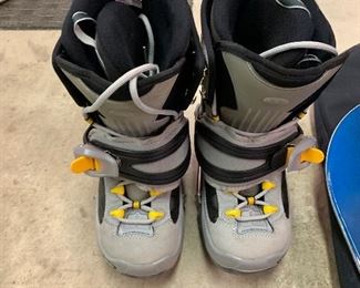 SNOWBOARD BOOTS
