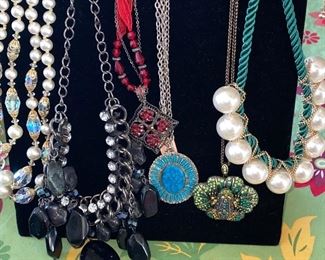 LOTS OF BEAUTIFUL NECKLACES, BRACELETS, EARRINGS AND BROOCHES 