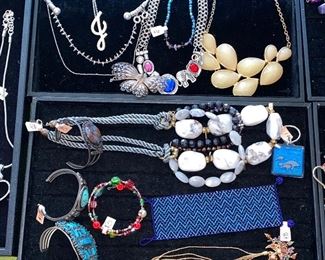 LOTS OF BEAUTIFUL NECKLACES, BRACELETS, EARRINGS AND BROOCHES 