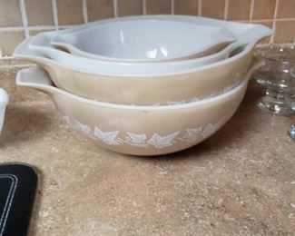 Vintage Bowl Set