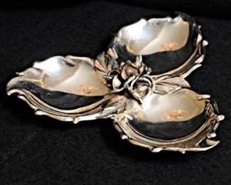 STERLING SILVER CANDY TRAY         https://ctbids.com/#!/description/share/282005
