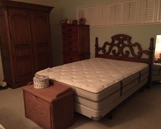 Queen mattress & box spring . Clean and in like new condition - Beautyrest.