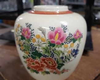 Satsuma small vase hand painted