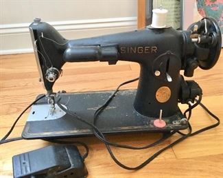 Singer antique/vintage sewing machine 