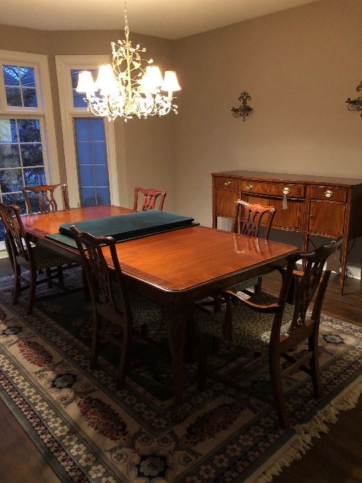 Fabulous Hickory Chair brand Dining room table, chairs and pads and leaves! Great for holidays!