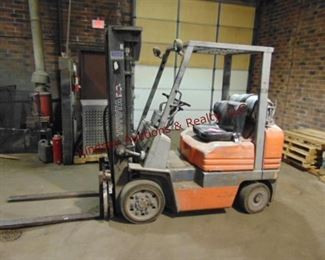 Toyota mod: 5FGC25 4500 lb Propane Warehouse Forklift w/ tank, PS, Side Shift 10300. hrs, approx 13' height, forks 44" long Runs/Works