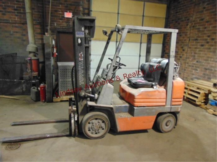 Toyota mod: 5FGC25 4500 lb Propane Warehouse Forklift w/ tank, PS, Side Shift 10300. hrs, approx 13' height, forks 44" long Runs/Works