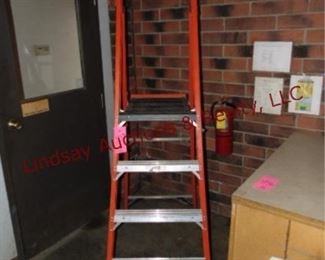 Werner fiberglass step platform ladder 4' 300lb