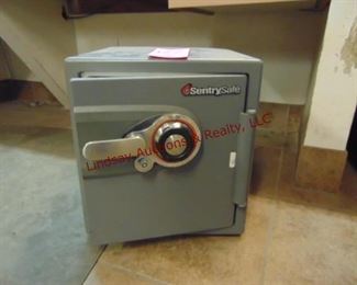 Sentry safe 16" x 17" x 18" (NO COMBO) Open