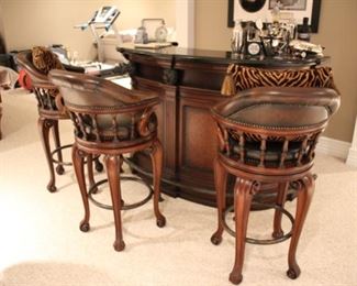 Thomasville Ernest Hemingway "Trohpy" free standing bar with four stools