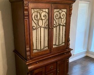 Beautiful 4 piece Poster bedroom suit
Reduced to $1500
Amoire