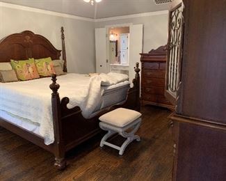 Beautiful 4 piece Poster bedroom suit
Reduced to $1500
Saturday only 9-2