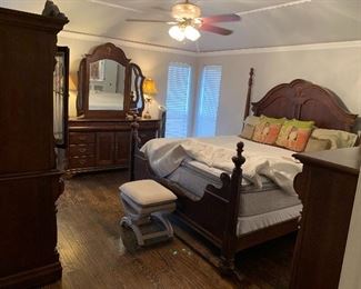 Beautiful 4 piece Poster bedroom suit
Reduced to $1500
Saturday only 9-2