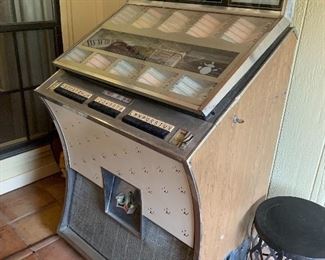 VINTAGE JUKEBOX 1960's SEEBURG DS160 Artist of the Week Coin operated. Worth $3500 if working. Needs work
Lights up. Asking $600