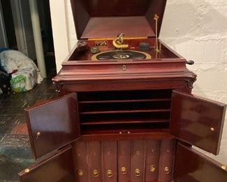 VictrolaWithAlbums