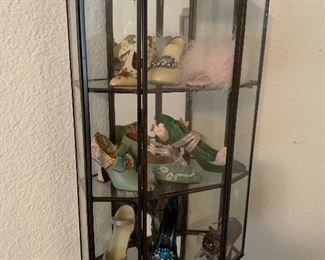 Shoes and display cabinet