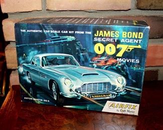 #41 - 1966 James Bond 007 Aston Martin DB5 1:24 Model Kit