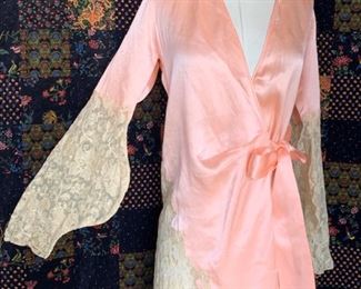 Stunning 1920s silk and lace boudoir  robe 