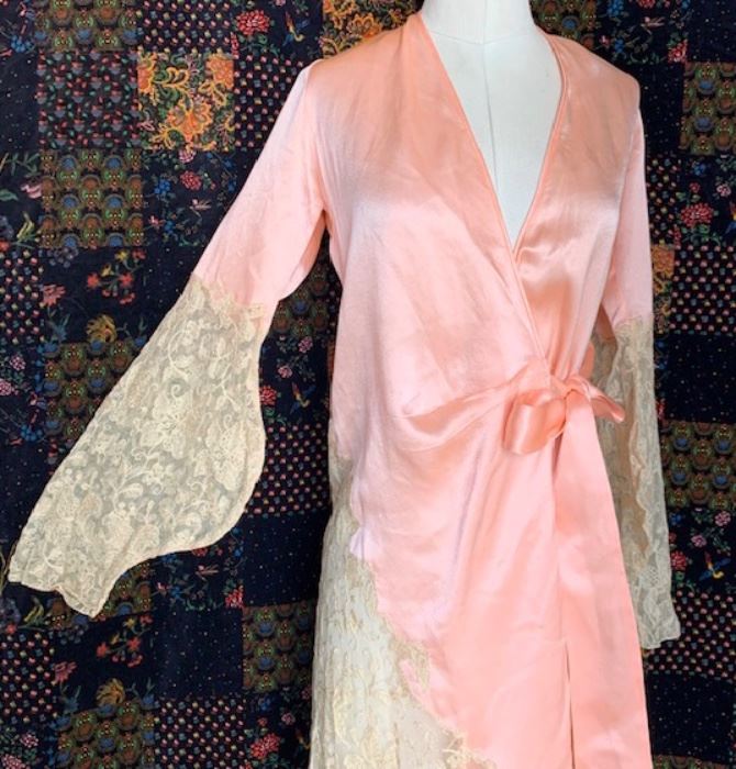 Stunning 1920s silk and lace boudoir  robe 