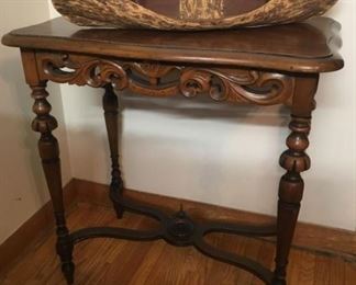 198 Carved Side Tablemin