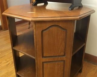 198 Octagonal End Tablemin