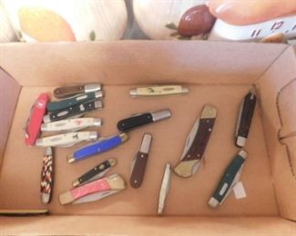 Various pocket knives including Barlow and Case