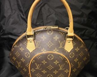  Authentic “Louis Vuitton” Ellipse Monogram SD 0040 “Bowler” Purse

Auction Estimate $500-$1000 – Located Glassware 